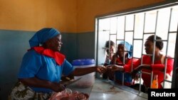 Une association vend de la nourriture pour réunir des fonds à Matero, près de la capitale de Lusaka, le 17 avril 2012.