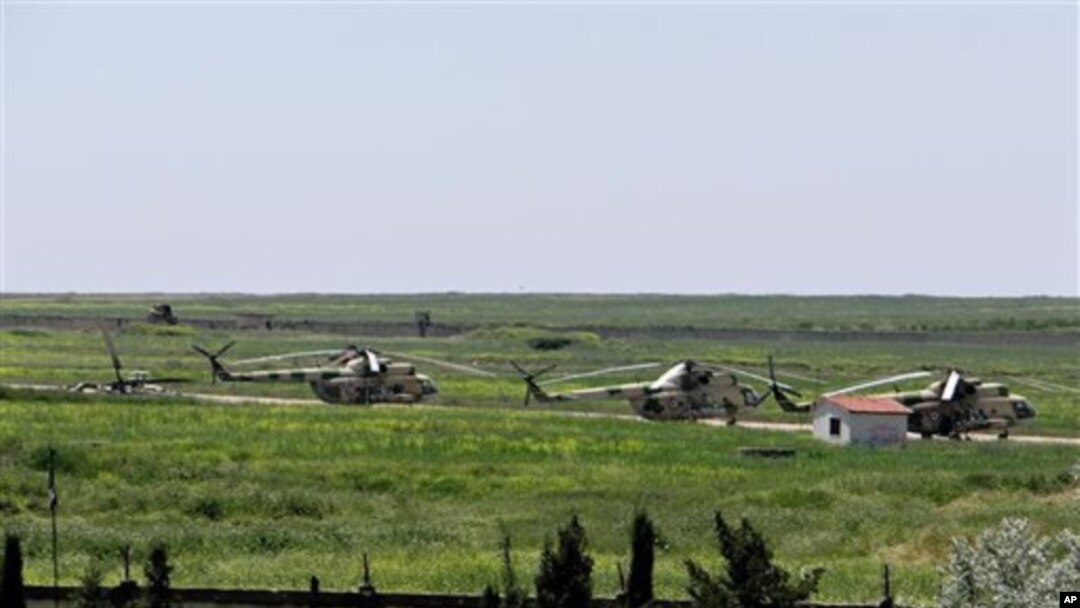 Helikopter militer Suriah terlihat berada di pangkalan udara Mannaghdi provinsi Aleppo, Suriah, 18 Juni 2013 yang lalu (Foto: dok). Pangkalan udara ini dikabarkan telah jatuh ke tangan pemberontak Suriah terkait al-Qaida, Selasa (6/8).
