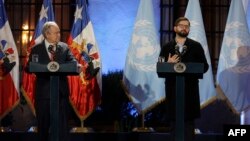 El secretario general de Naciones Unidas, António Guterres (izquierda) y presidente chileno, Gabriel Boric (derecha) durante conferencia de prensa en el Palacio de La Moneda, en Santiago, el 2 de mayo de 2024.