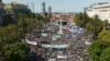 Manifestantes se reúnen frente al palacio presidencial de la Casa Rosada durante una marcha para conmemorar el 48 aniversario del golpe militar en Buenos Aires, Argentina, el domingo 24 de marzo de 2024.