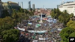 Manifestantes se reúnen frente al palacio presidencial de la Casa Rosada durante una marcha para conmemorar el 48 aniversario del golpe militar en Buenos Aires, Argentina, el domingo 24 de marzo de 2024.