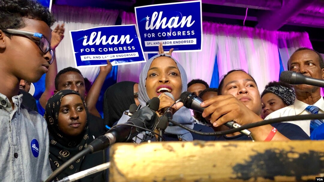 Minnesota shtatidan Kongress uchun demokratlar nomzodi Ilhan Umar (markazda) tarafdorlari davrasida, 2018-yil, 14-avgust.