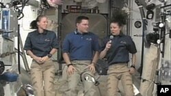 三位在空间站工作的宇航员介绍他们的高空生活