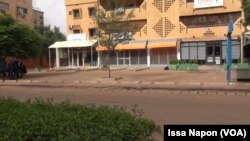 Les magasins fermés dans les rues d'Ouagadougou, le 20 août 2017. (VOA/ Issa Napon)