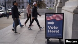 Birači na primarnim izborima u San Francisku, mart 2024. (REUTERS/Loren Elliott)
