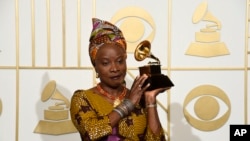 Angelique Kidjo exibindo outro prémio, o Grammy, da música. 