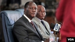 Presiden Pantai Gading Alassane Ouattara (kiri) dan Presiden Senegal Abdoulaye Wade dalam konferensi pers di Dakar, Senegal (13/5).