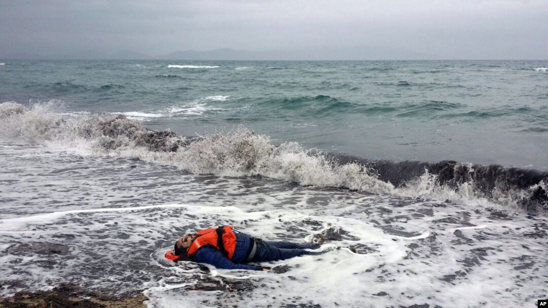 Jenazah migran tergeletak di pantai Dikili, Izmir, Turki (5/1). 