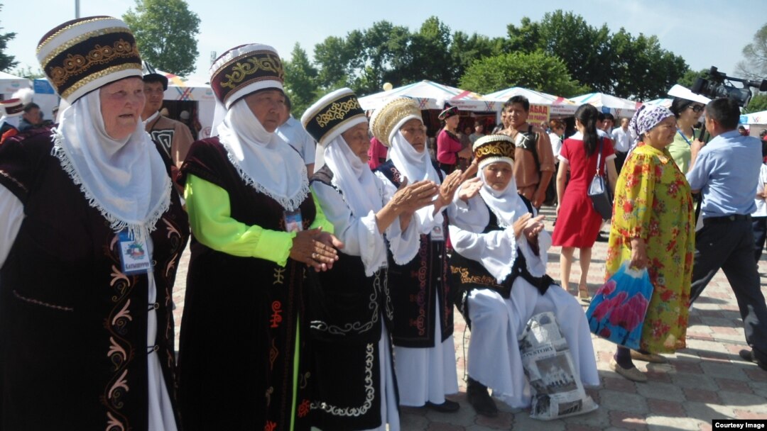 Qirg'iziston ayollari milliy kiyimda