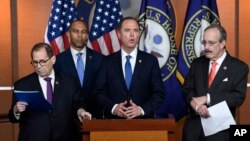 眾議院彈劾調查領導人亞當希夫(中)(Adam Schiff 又譯謝安達)開始公佈最近幾個星期議員們已經在閉門聽到的外交官證詞記錄。