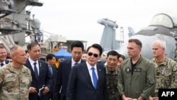 El presidente de Corea del Sur, Yoon Suk Yeol, visita el portaaviones USS Theodore Roosevelt el 25 de junio de 2024, que hizo escala en un puerto naval de Busan.