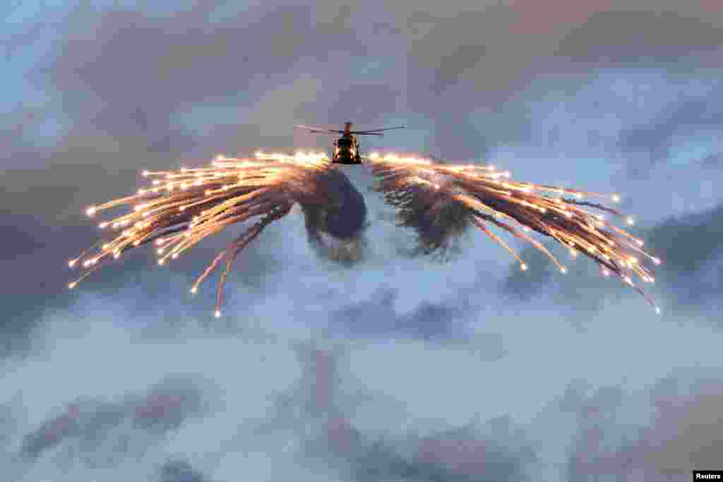 په اروپا کې د ناټو غړیو هېوادونو د پوځي تمرینونو پر مهال یو بریتانوي جنګي هلیکوپټر د مانور د ترسره کولو پر مهال