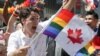 Perdana Menteri Kanada Justin Trudeau bergabung dengan sejumlah pendukung kelompok LGBTQ di Toronto dalam aksi parade Pride di Toronto, Ontario, pada 23 Juni 2019. (Foto: Reuters/Chris Helgren)