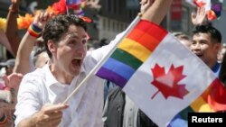 Perdana Menteri Kanada Justin Trudeau bergabung dengan sejumlah pendukung kelompok LGBTQ di Toronto dalam aksi parade Pride di Toronto, Ontario, pada 23 Juni 2019. (Foto: Reuters/Chris Helgren)