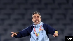 El entrenador de España, Jorge Vilda, gira instrucciones durante un entrenamiento en el Estadio Australia en Sydney el 19 de agosto de 2023, en la víspera de la final de la copa mundial de fútbol femenino contra Inglaterra. (Foto de FRANCK FIFE / AFP)