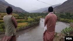 Kunar residents Sabir and Ajmal, over-looking the Paich Valley, which included the district where Taliban safe-guarded voters against IS attacks. They did not want to show their faces due to security reasons. (VOA/A. Tanzeem)