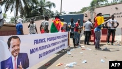 De jeunes Camerounais manifestent leur soutien au président Paul Biya devant l'ambassade de France au Cameroun, le 24 février 2020. (AFP)