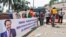 De jeunes Camerounais manifestent leur soutien au président Paul Biya devant l'ambassade de France au Cameroun, le 24 février 2020. (AFP)