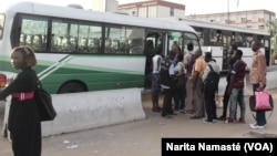 Des voyageurs montent à bord d'un bus connecté au wifi, à Abidjan, en Cote d'Ivoire, le 31 mars 2017. (VOA/Narita Namasté)