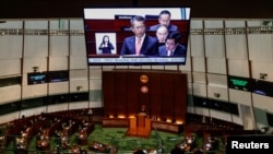 香港財政司司長陳茂波2024年2月28日在香港立法會發表年度財政預算案。（路透社照片）
