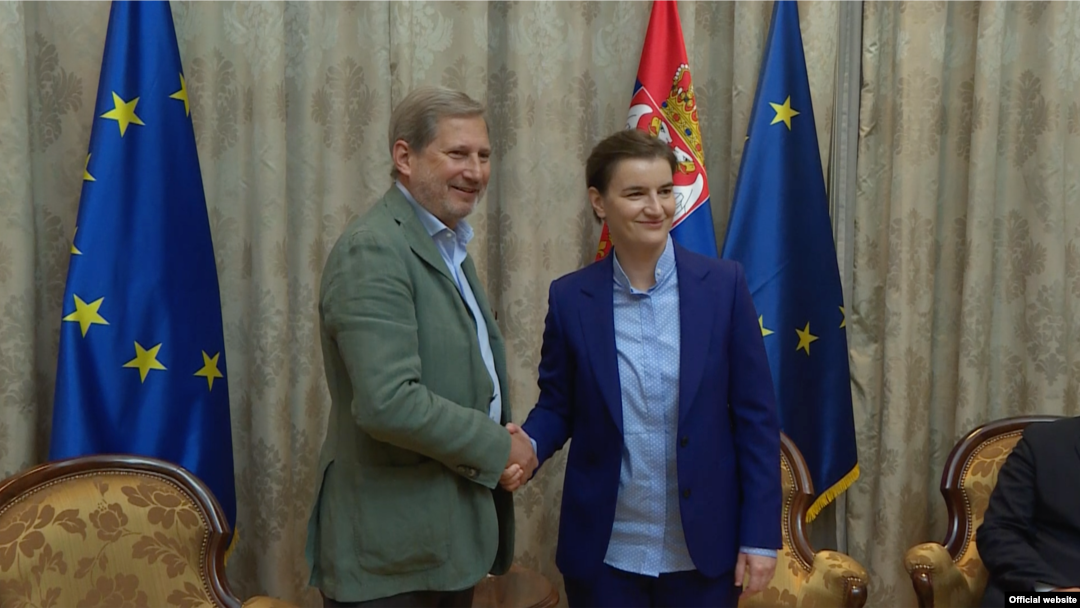 Evropski komesar za za pitanja proširenja Johanes Han tokom sastanka sa premijerkom Srbije Anom Brnabić, u Beogradu, 26. jula 2019.