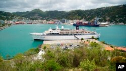 El crucero Freewinds atracado en el puerto de Castries, capital de Santa Lucía, el jueves 2 de mayo de 2019. (AP Foto/Bradley Lacan)