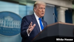 资料照片：唐纳德·特朗普总统在白宫与司法部长邦迪共同出席记者会。(2025年6月27日)