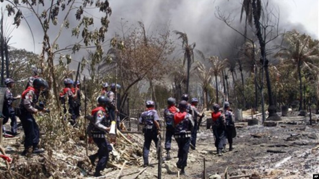 Pasukan keamanan Burma meninjau permukiman etnis Rohingya yang dibakar di Rakhine (foto: dok). Analis mengkhawatirkan ketidakstabilan di wilayah ini akan menyebar ke daerah lain. 