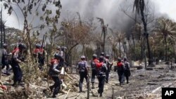 Pasukan keamanan Burma meninjau permukiman etnis Rohingya yang dibakar di Rakhine (foto: dok). Analis mengkhawatirkan ketidakstabilan di wilayah ini akan menyebar ke daerah lain. 