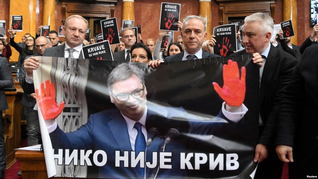 Poslanici opozicije u parlamentu Srbije tokom zasedanja u kome je došlo do tuče sa poslanicima vladajuće SNS