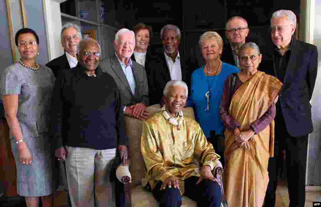 Des personnalités réunies en faveur de la paix et des droits humains, le 29 mai 2010 à Johannesburg. Parmi elles, Nelson Mandela et Jimmy Carter.