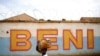 Un personne passe devant un mur près du centre de traitement Alima Ebola à Beni, en République démocratique du Congo, le 1er avril 2019.