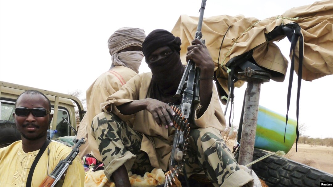 Milisi dari kelompok militan Islamis Ansar Dine, duduk di atas kendaraan mereka di Mali utara (foto: dok). Ansar Dine mengaku telah merebut kota di Mali tengah dari pasukan Mali. 