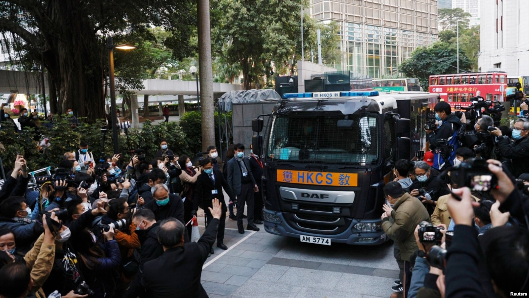Sebuah van penjara tiba di Pengadilan Banding Akhir untuk memindahkan maestro media Jimmy Lai, pendiri Apple Daily di Hong Kong, China, 31 Desember 2020. (Foto: REUTERS/Tyrone Siu)