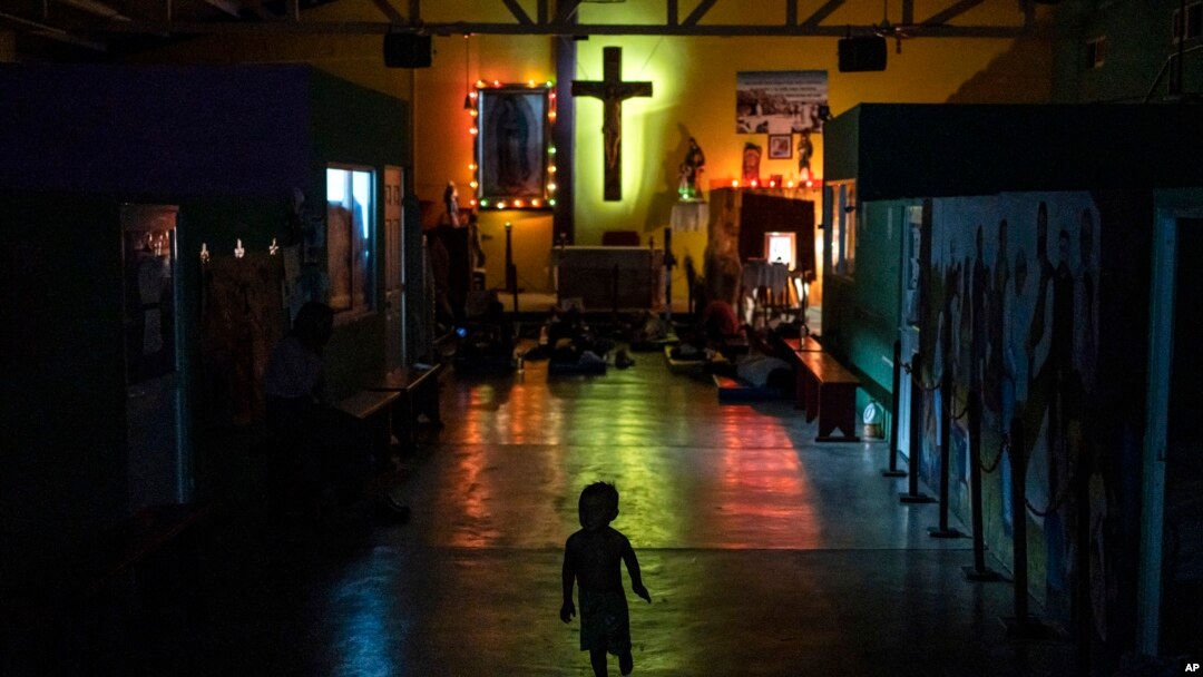 ARCHIVO - Un niño migrante corre dentro del albergue Oasis de Paz del Espíritu Santo Amparito donde los migrantes duermen en el piso sobre colchonetas, en Villahermosa, México, el 7 de junio de 2024.