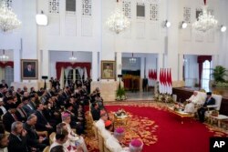 Paus Fransiskus didampingi Presiden Indonesia Joko Widodo (kanan), dalam pertemuan dengan otoritas dan Duta Besar Indonesia di Istana Merdeka, Jakarta, Rabu, 4 September 2024. (Gregorio Borgia/AP)