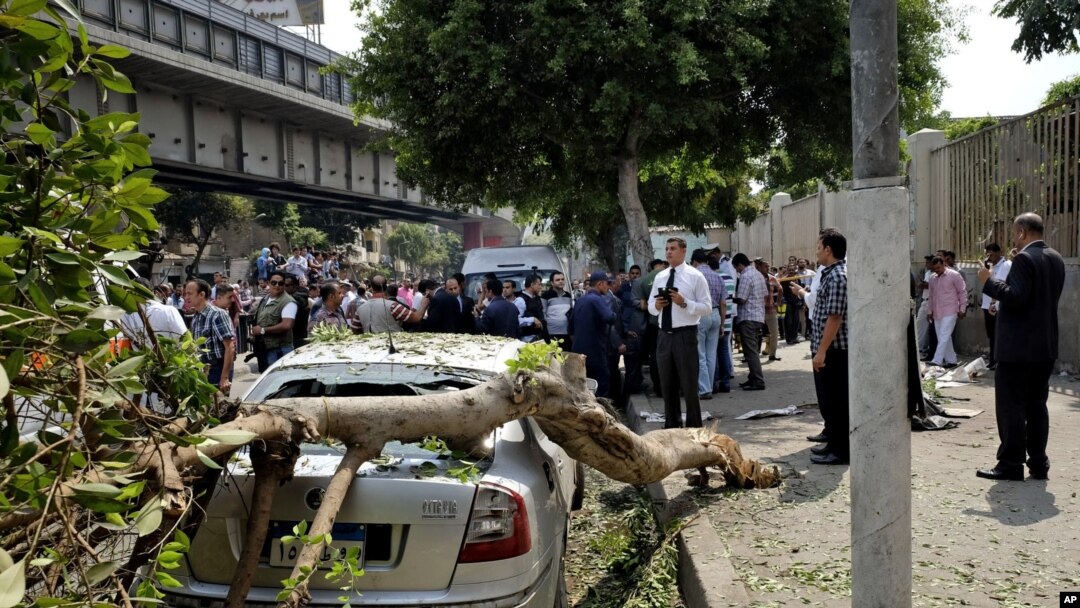 Petugas keamanan Mesir memeriksa lokasi ledakan bom di jalan ramai di tengah kota Kairo, Mesir, Minggu, 21 September 2014. (AP Photo/Aly Hazzaa, El Shorouk)