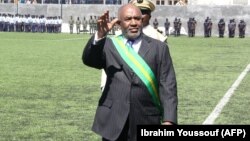 Le président des Comores, Azali Assoumani, salue le public au stade de Moroni à la fin de la cérémonie présidentielle, Comores, le 26 mai 2016.