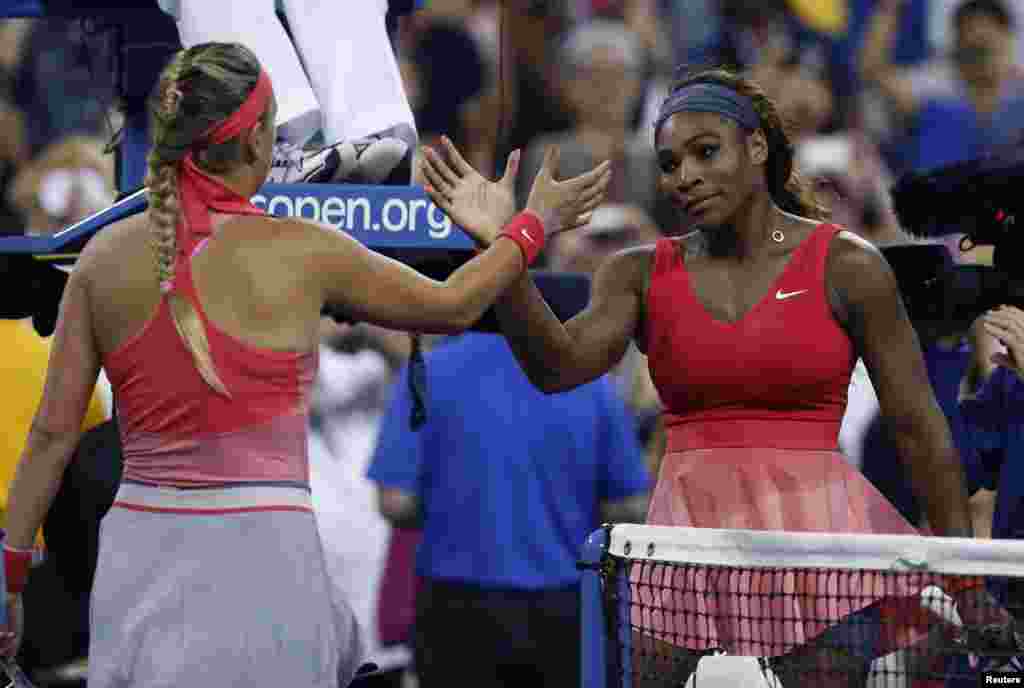 میچ کے اختتام پر دونوں کھلاڑی آپس میں ہاتھ ملا رہی ہیں۔