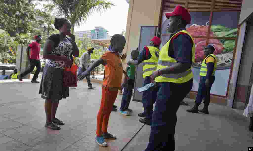 Des clients se font fouiller à l&#39;entrée du centre commercial Westgate, le 18 juillet 2015.&nbsp;