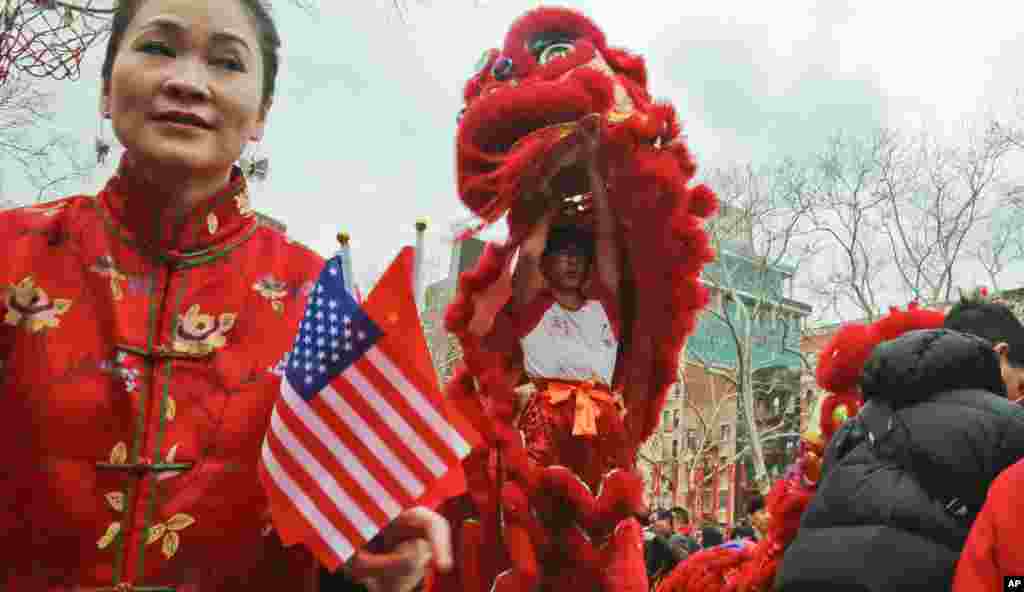 2018年2月16日，&ldquo;更好的中国城协会&rdquo;在纽约唐人街附近举办一场爆竹仪式，狂欢节表演者舞狮，有人手持美国和中国国旗，庆祝狗年来临。