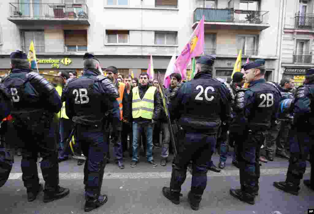 Kurdish activists gather outside a building where three Kurdish women were shot dead, in Paris, France, January 10, 2013. 