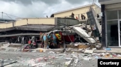 Puing-puing berserakan di sekitar bangunan yang runtuh setelah gempa bumi dahsyat di Port Vila, Vanuatu, 17 Desember 2024. (Foto: via Reuters)