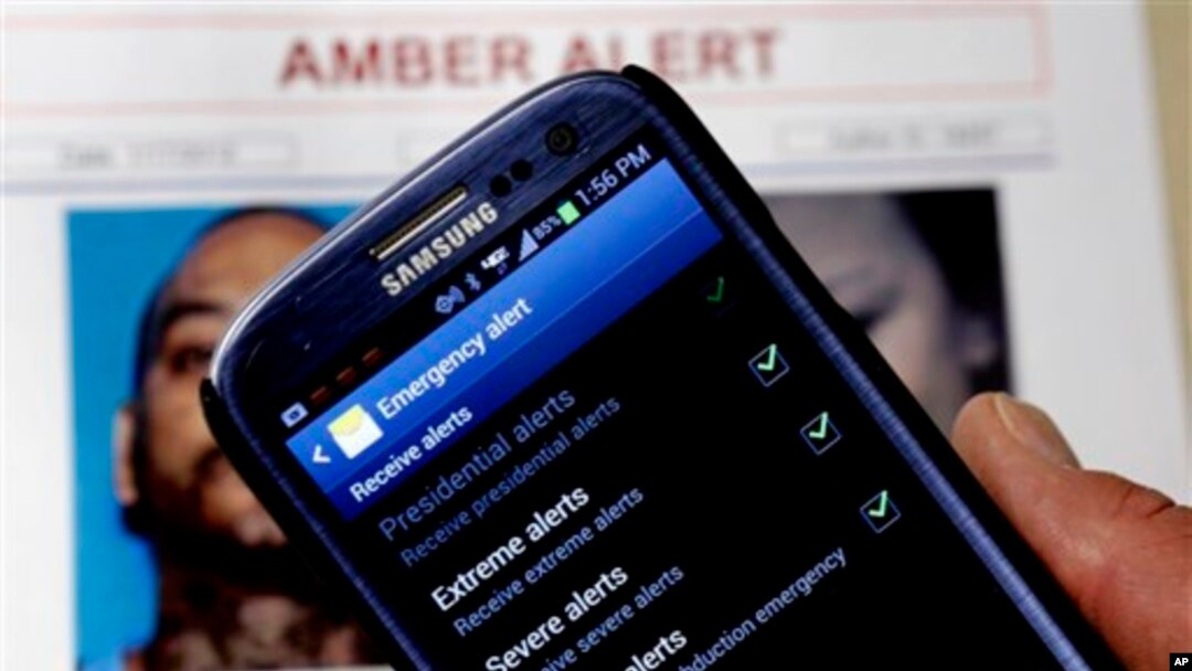 App Amber Alert nampak di ponsel Kapten Greg Gerrero dari Patroli Jalan Raya California. Sistem baru yang diberlakukan secara nasional itu akan mengirim pesan-pesan peringatan kepada jutaan pengguna ponsel ketika peringatan mengenai anak hilang dikeluarkan di daerah mereka (foto: Dok).