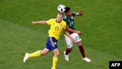 Le Suédois Viktor Claesson et le Mexicain Jesus Gallardo, lors du Mondial 2018, en Russie, le 27 juin 2018.