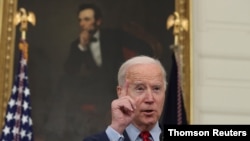 조 바이든 미국 대통령이 23일 백악관 연설을 통해 총기 규제 입법을 촉구하고 있다.