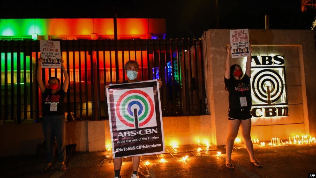 Employees of ABS-CBN and members of the National Union of Journalists of the Philippines rally to show support for the broadcaster in Manila, Philippines, May 5, 2020. The broadcaster was ordered off the air over a stalled operating licence renewal.