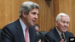 Senate Foreign Relations Committee Chairman Sen. John Kerry, (l) accompanied by the committee's ranking Republican Sen. Richard Lugar