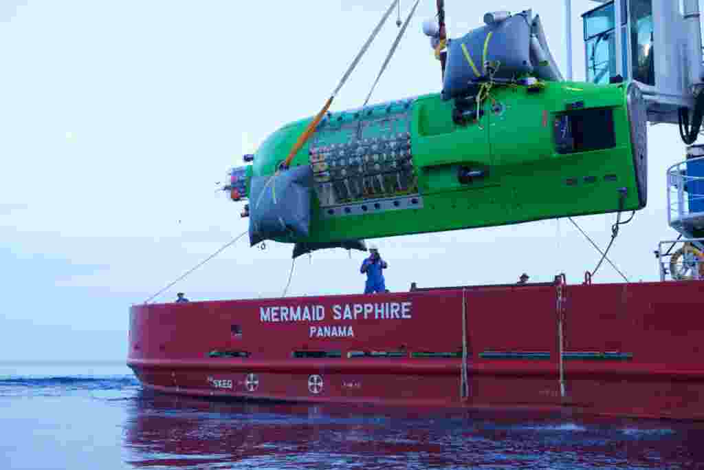 El Deepsea Challenger durante uno de los ejercicios de prueba.