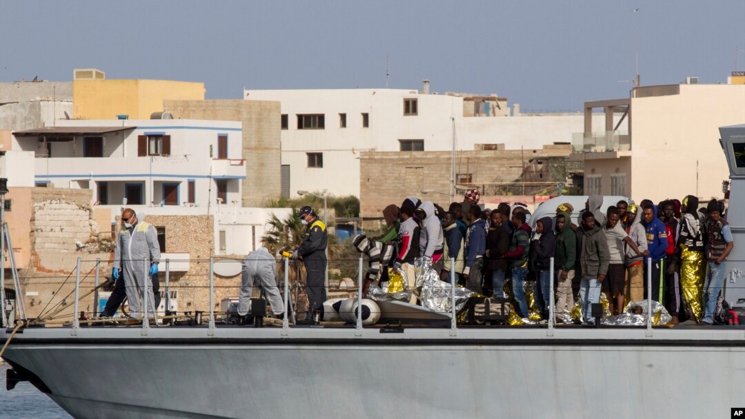 Ribuan migran yang selamat tiba di pantai Lampedusa, Italia selatan, Sabtu (2/5).